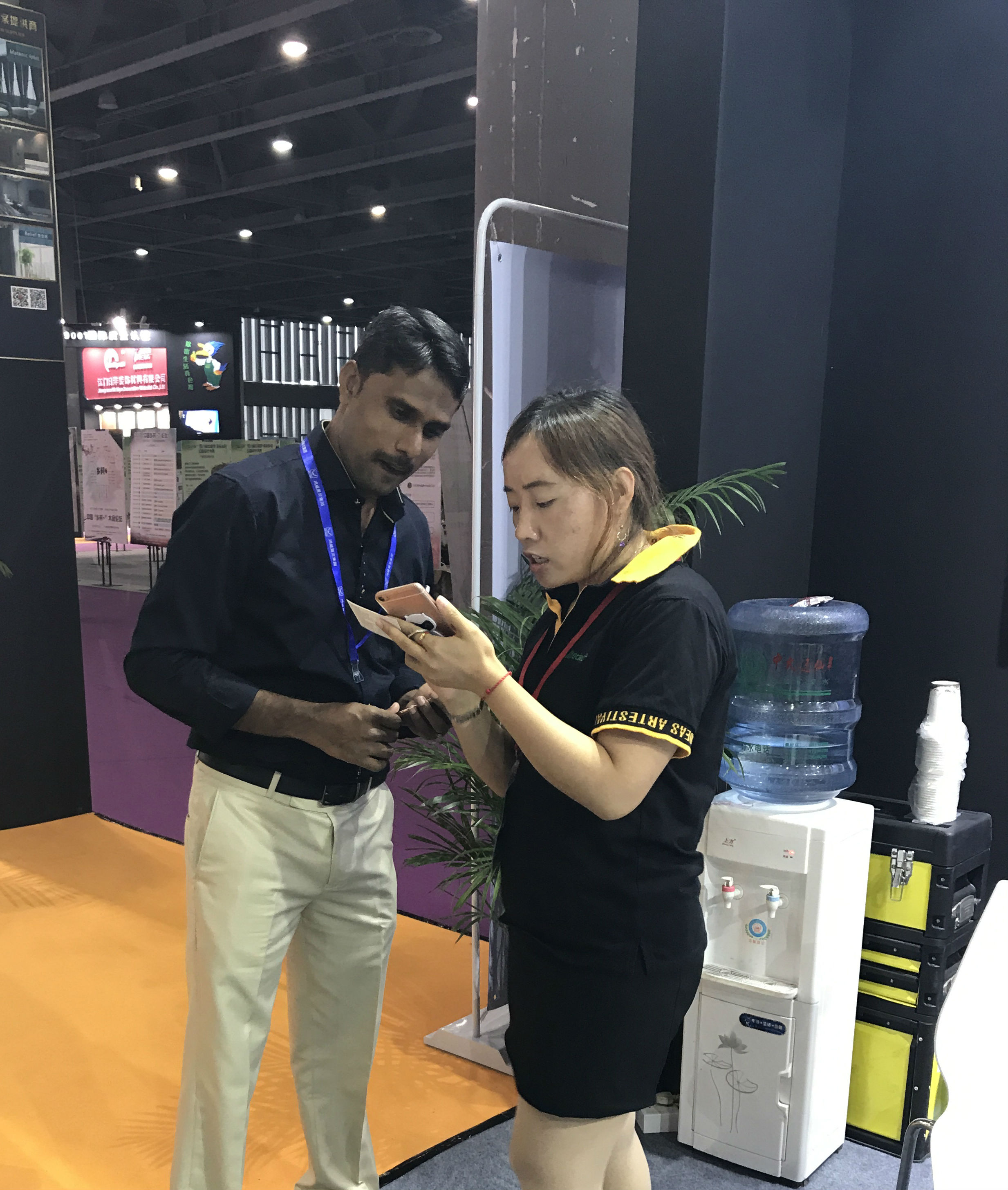 GIOVANNI喬瓦尼藝術(shù)涂料現(xiàn)場咨詢客戶