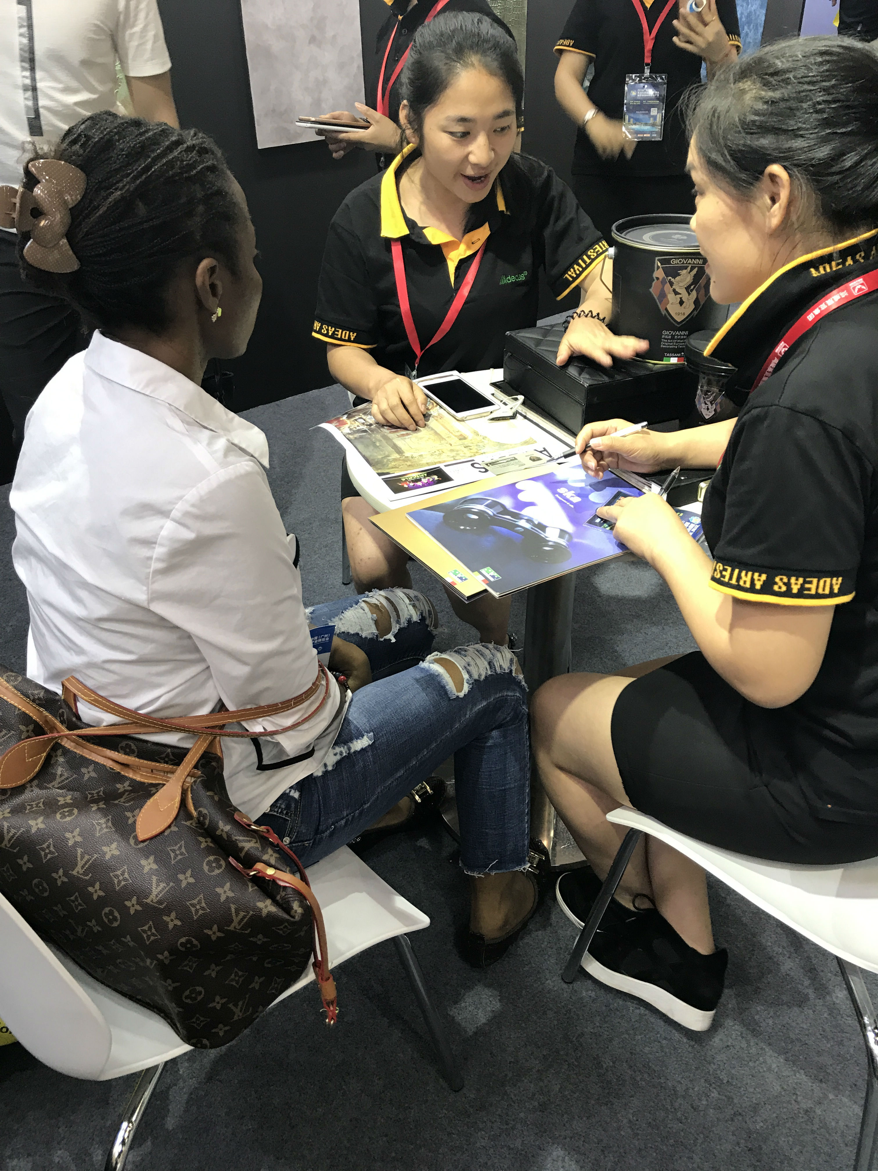 南非的女設(shè)計師對GIOVANNI喬瓦尼藝術(shù)涂料展開**的了解