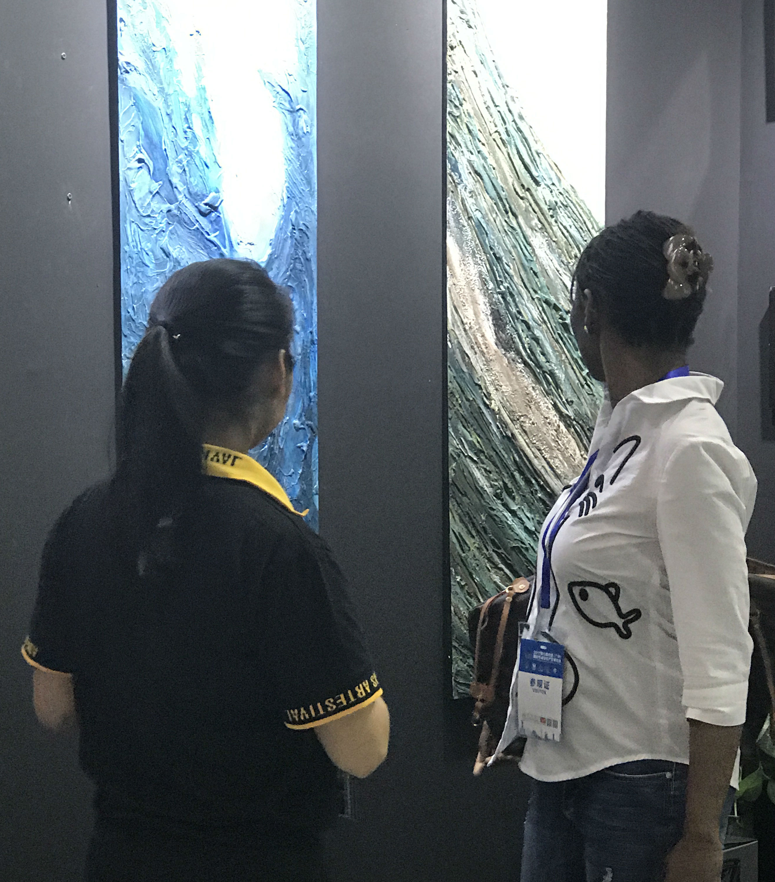 南非的女設(shè)計師對GIOVANNI喬瓦尼藝術(shù)涂料展開**的了解