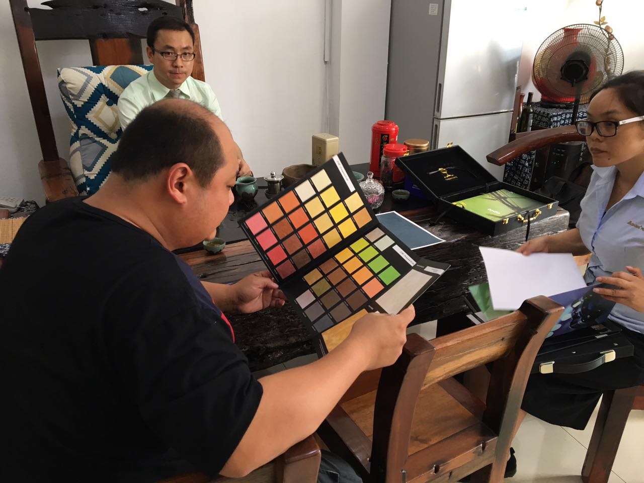 馬來(lái)西亞客戶詳細(xì)的了解GIOVANNI喬瓦尼藝術(shù)涂料產(chǎn)品體系